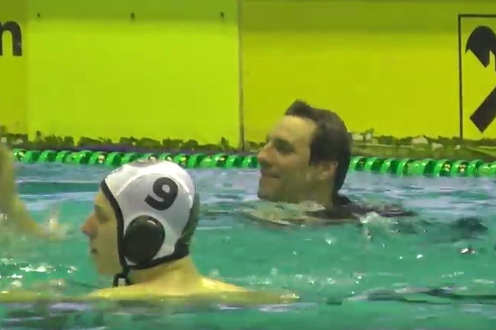 Trener Partizana završio u bazenu, a zatim postigao golčinu sa pola terena! (VIDEO)