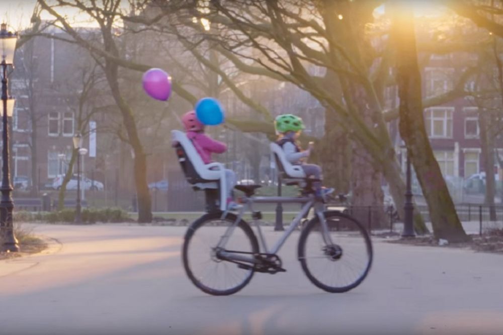 On sam upravlja i poželećete da vas provoza Guglov novi bicikl (VIDEO)