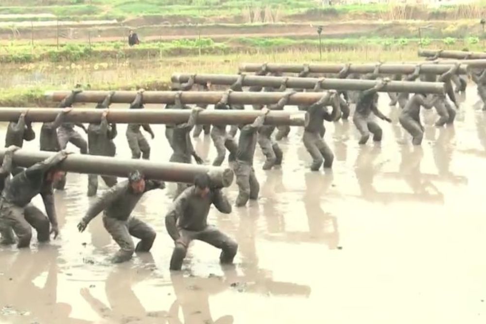 Kroz blato i vodu do kolena: Kineski specijalci spremni na sve (VIDEO)