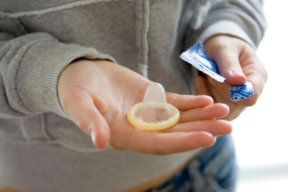 Srpska revolucija u seks industriji! Originalno rešenje za sve mladiće koje je sramota da kupe kondome!