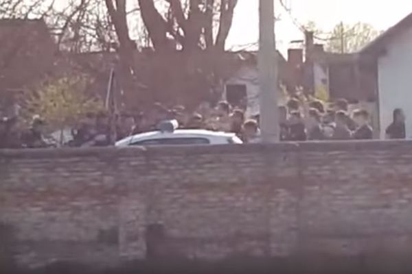 Pucaj, pucaj: Pojavio se snimak kako policija ispaljuje 2 hica da bi se odbranila od navijača Zemuna! (VIDEO)