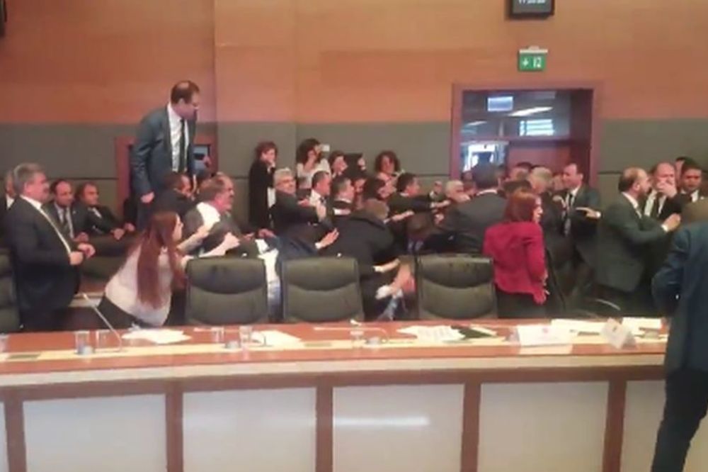 U turskom parlamentu kao na Farmi: Opet tuča poslanika, pesničili se, šutirali i gađali! (VIDEO)