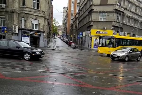 Treba li neko da izgubi glavu da biste vi reagovali?! Isključeni semafori prave haos u centru Beograda! (VIDEO)