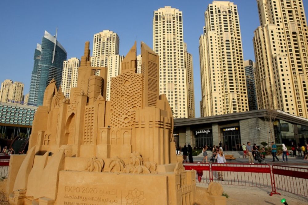 Vredi milijarde dolara: Dubai kupuje pesak usred pustinje?! (GIF)