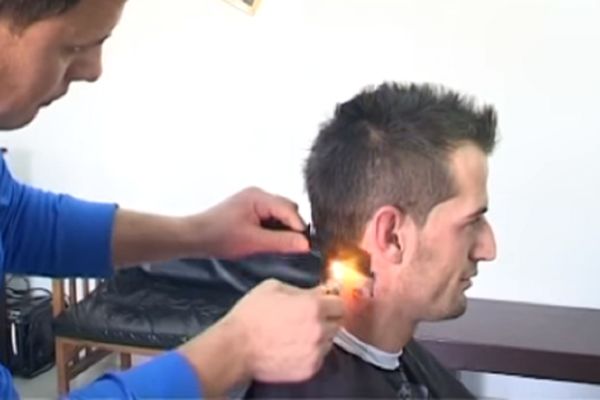 Momci, da li biste mu dali svoju glavu? Ovaj frizer umesto makaza koristi - upaljač! (VIDEO)