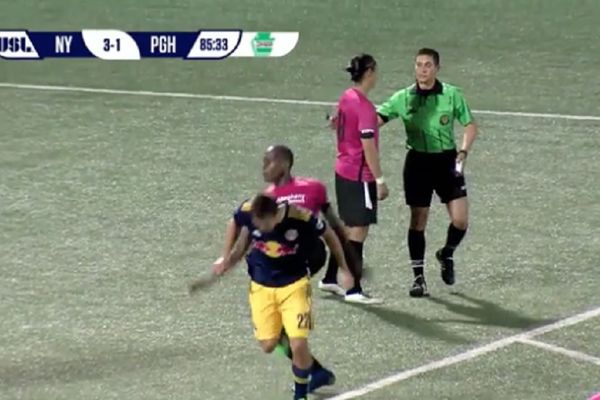 Prekipelo mu: Jamajčanin se iznervirao i šutnuo protivničkog fudbalera u kičmu sa leđa! (VIDEO)