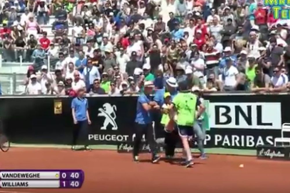 Poljubio je šljaku: Sakupljač loptica se onesvestio na turniru u Rimu! (VIDEO)
