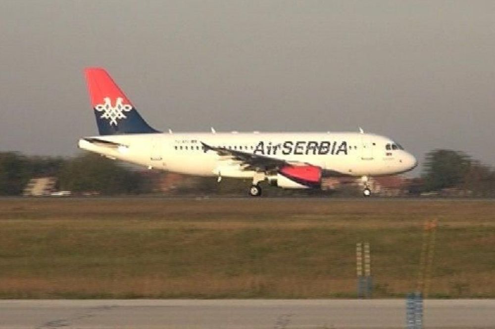 Zaglavljeni u Istanbulu: Putnici besni zbog kašnjenja leta Er Srbije udarali po inventaru aviona!