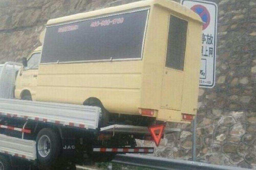 Kinez je vozio dva kamiona na prikolici trećeg, a kazna za ovaj prekršaj je sumanuta (FOTO)