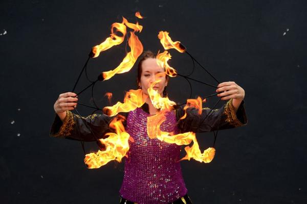 Ivana žonglira, glumi, đuska, njiše kukovima i vrti zapaljeni štap! (FOTO) (VIDEO)