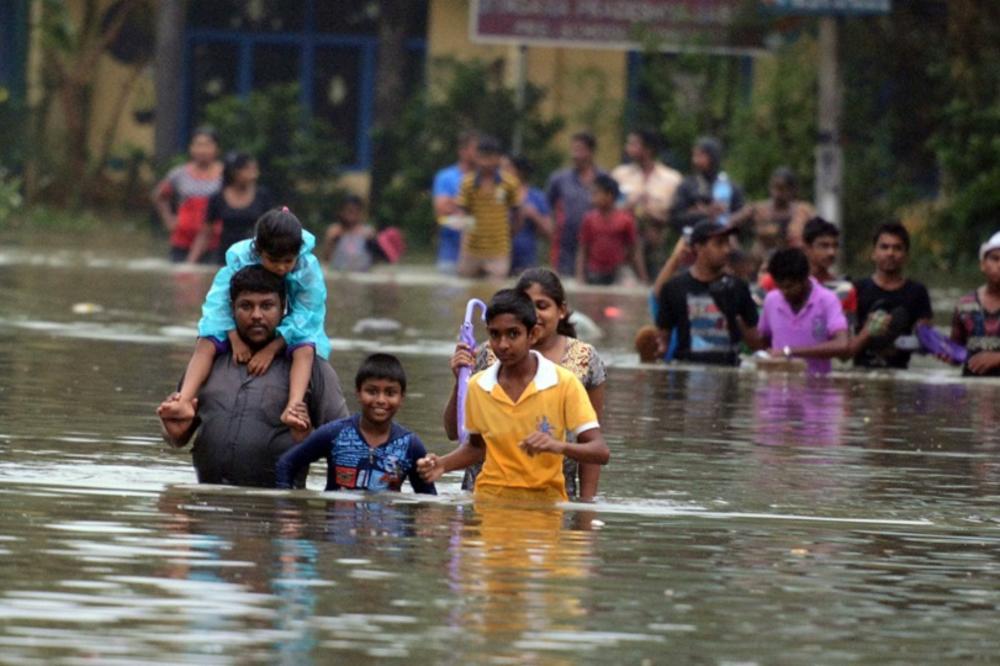 Najmanje 82 ljudi je poginulo u poplavama, a četvrt miliona evakuisano! (FOTO)