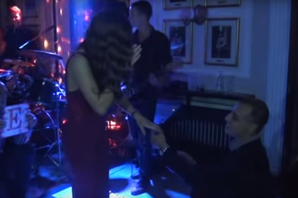 Ovo će vas baš dirnuti: Zaprosio je svoju dragu na apsolventskoj večeri! (VIDEO) (FOTO)