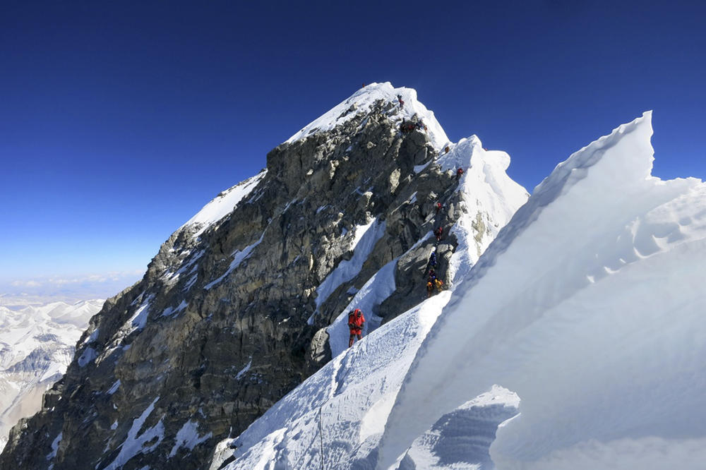 DEKA CAR: Penje se na Mont Everest sa 85 godina!