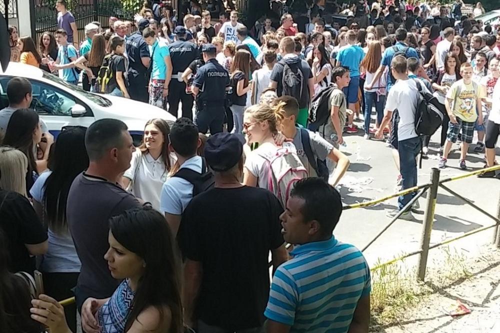 Stotine đaka okupiralo Bulevar: Ne povlače se dok im ne vrate direktorku! (FOTO)