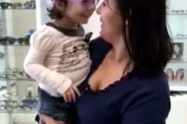 Slepa devojčica prvi put vidi svoju majku! Njihov susret će vas rasplakati! (VIDEO)