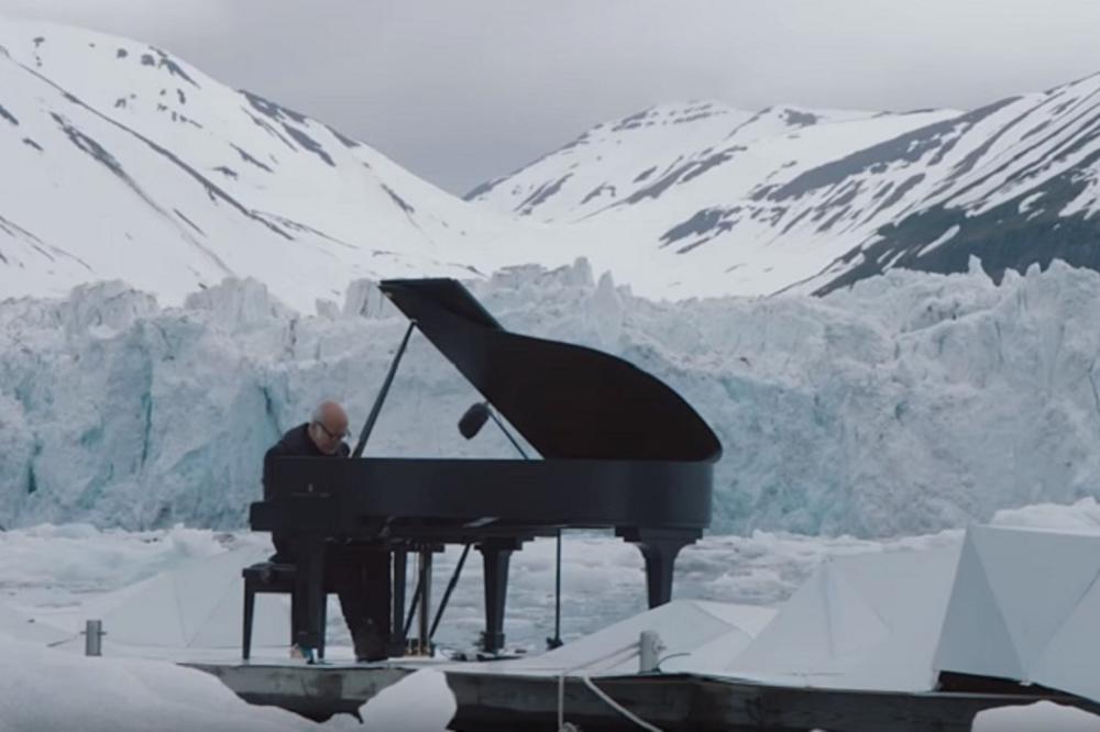 Svirao je klavir na Arktiku i tako poslao moćnu poruku svetu (FOTO) (VIDEO)