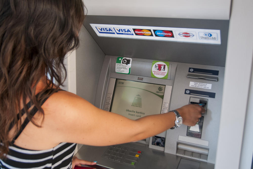 SKUPO PLATIO BEZOBRAZLUK BANKE: Bankomat Beograđaninu progutao celu platu, mislio je da će mu vratiti novac...
