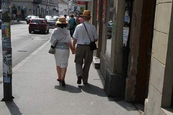 Dokaz da ljubav ne broji godine: Zaljubljeni Zemunci oduševili i pokazali kako se voli! (VIDEO)