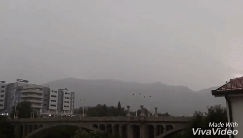 Neviđeni prizor u Mostaru: Grom udario u most dok su vozila prelazila preko njega! (VIDEO)