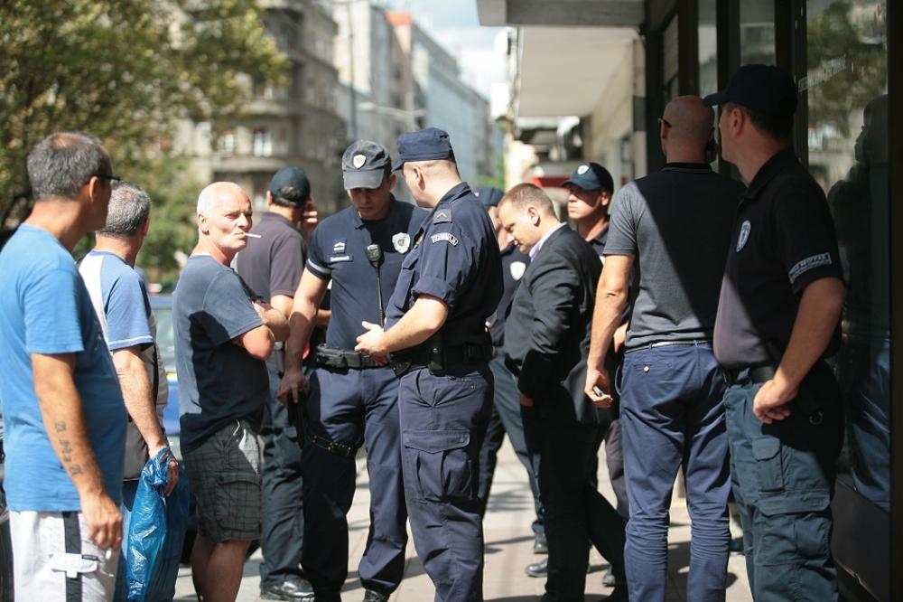 LEGAO JE NA POD I POČEO DA ZAPOMAŽE: Komunalna inspekcija progovorila o incidentu sa građaninom!