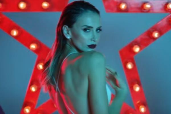 Vesela, letnja i vrcava! Emina Jahović izbacila novu pesmu koja će postati totalni hit! (VIDEO)
