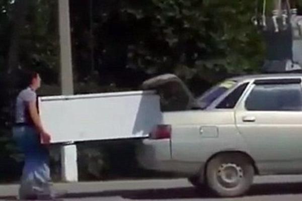 On da vozi, ona da frižider nosi!? Kazahstanac razbesneo internet ovim snimkom! (VIDEO)