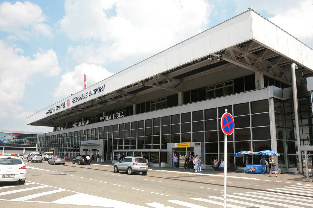 Avion sa 150 putnika VANREDNO sleteo u Beograd!
