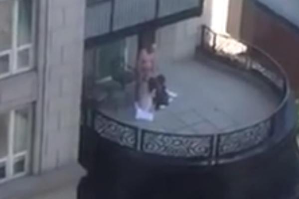 Sigurno je ljubav u pitanju: Dekica go na terasi, dok se dve cice bore oko... (VIDEO, 18+)