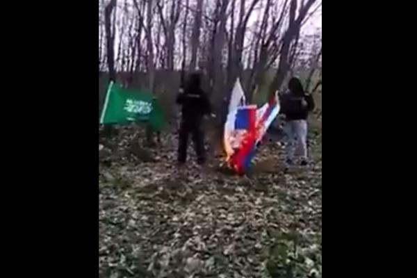 Skandalozno: Islamisti pale srpsku zastavu i pucaju u ime Alaha! (VIDEO)