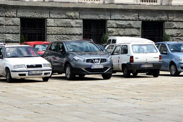 Nema dalje: Kada vidite kako se ovaj car parkirao, umrećete od smeha! (FOTO)