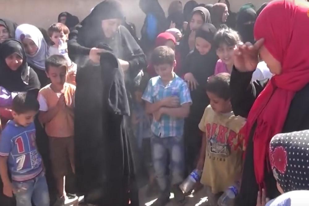 Sirijke spalile sve nikabe čim su proterani džihadisti! (FOTO) (VIDEO)