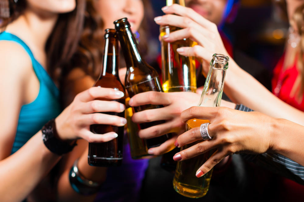 (TEST) DA LI STE ALKOS: Ovih 5 ZNAKOVA da pijete previše shvatite ozbiljno!