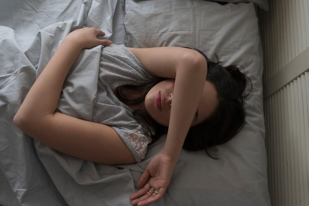 "BILA SAM PRESTRAVLJENA": Ženu probudio GLASAN PRASAK,a onda je na svom jastuku ugledala nešto NESVAKIDAŠNJE (FOTO)