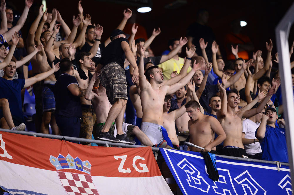 Ispala godine! Igrači zagrebačkog Dinama bacali dresove navijačima, a oni ih vraćali nazad! (VIDEO)