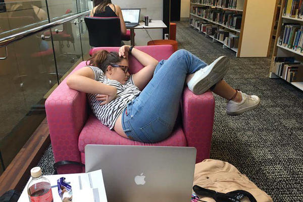 Zaspala u biblioteci - i postala hit na netu! 12 ludih sprdačina na račun usnule studentkinje (FOTO)