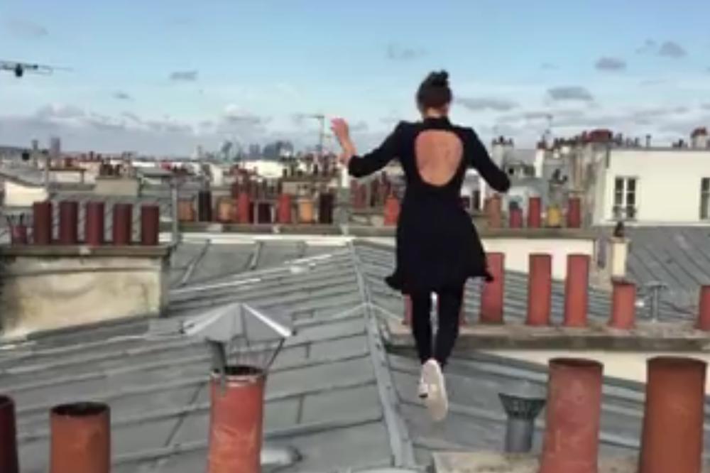 Ono što prelepa Francuskinja radi po krovovima Pariza je van razuma! (VIDEO)