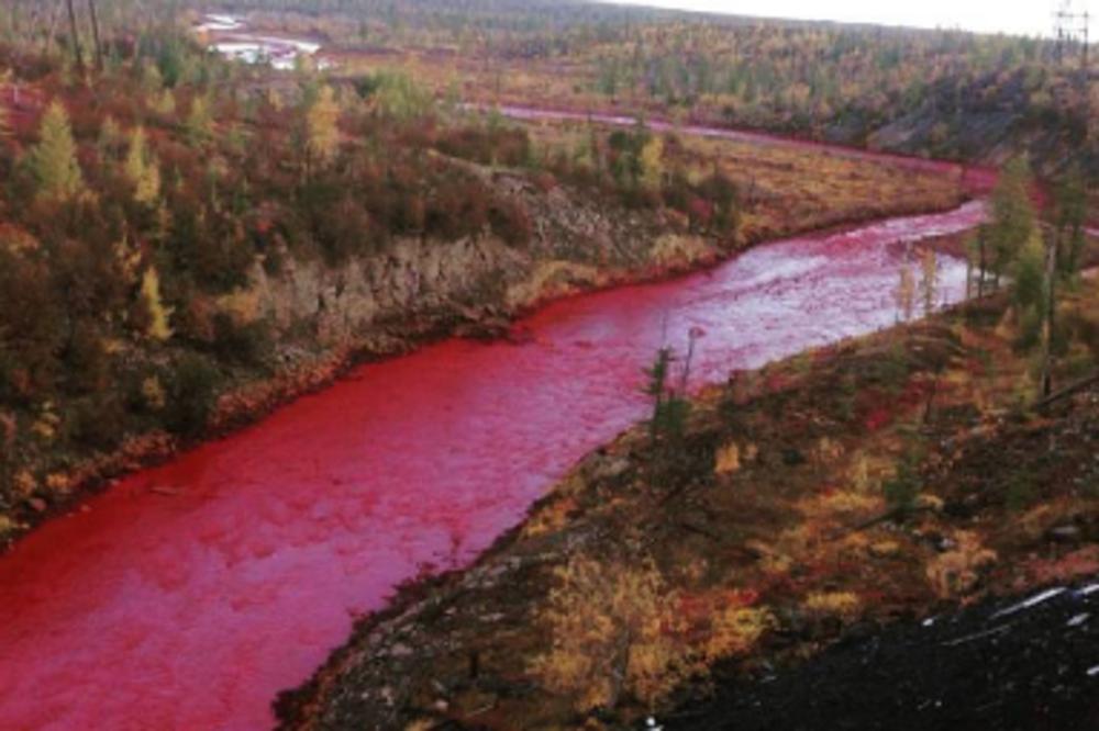 Panika u Sibiru: Reka preko noći postala krvava, niko nema pojma šta se dešava! (FOTO)