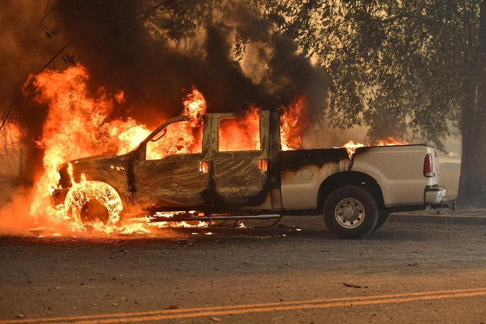 HOROR U PODGORICI: Automobil eksplodirao, vozač u plamenu trčao po ulici! (VIDEO)