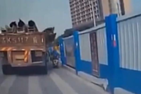 Stravična nesreća: Čoveka na motoru ubio džinovski komad metala koji je pao sa kamiona! (VIDEO)