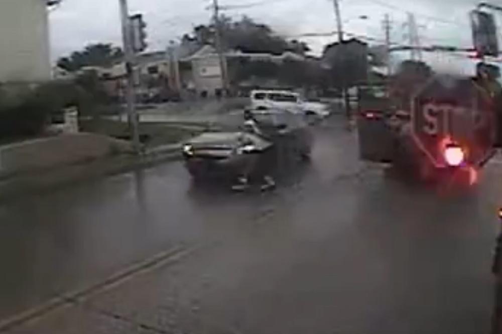 Dečaka udario automobil dok je izlazio iz autobusa! (VIDEO)