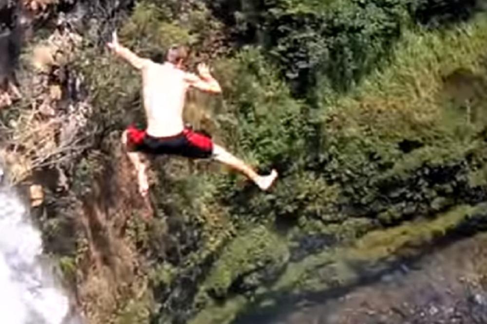 Skočio je sa opasnog vodopada i zažalio je iste sekunde! (VIDEO) (GIF)