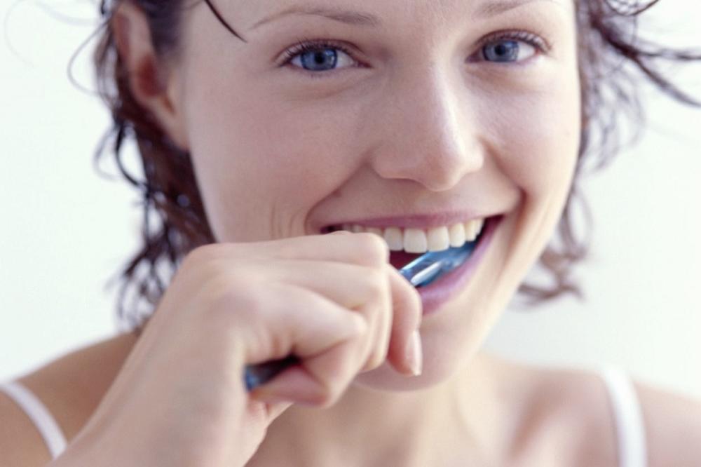 Ovu grešku tokom pranja zuba pravimo svi, a ona može biti kobna (FOTO) (GIF)