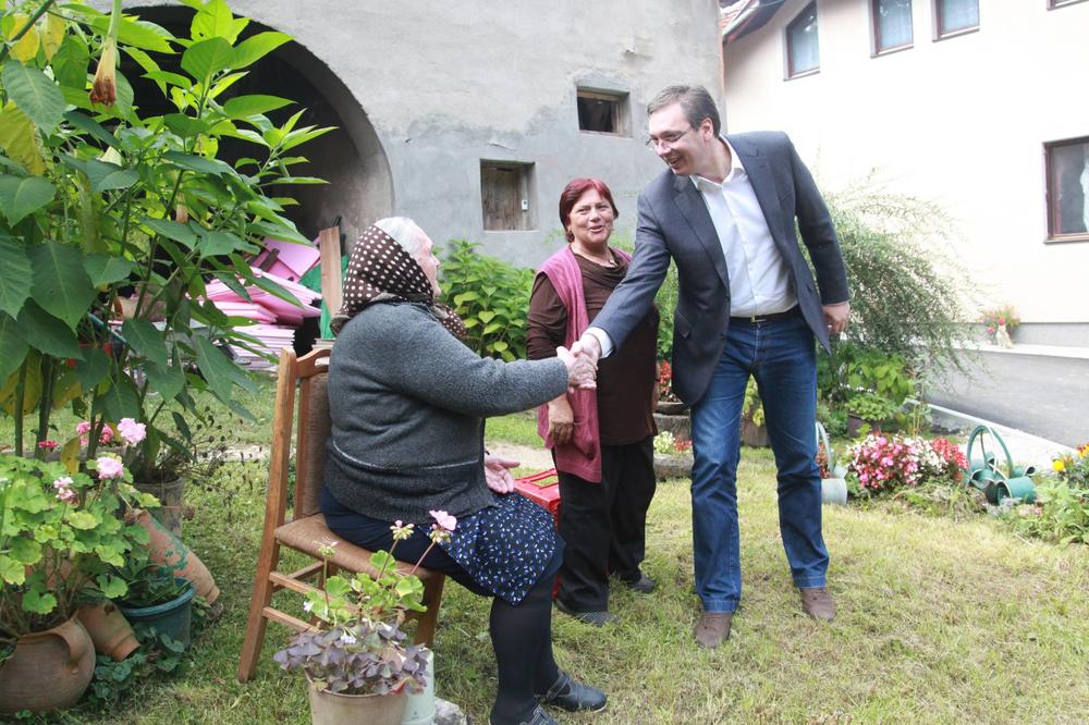 Pogača, so i kolce: Pogledajte kako je u selu Sige dočekan srpski premijer (FOTO)