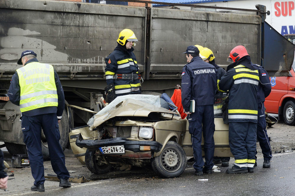 Teška nesreća na Smederevskom putu: Sudarili se policijski automobil i kamion, POGINUO POLICAJAC TOKOM POTERE?!