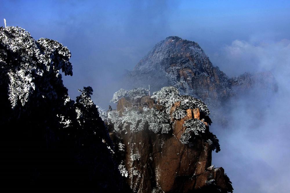 Zarobljeni na vrhu planine: 200 turista provelo čitavu noć u žičari! (FOTO)