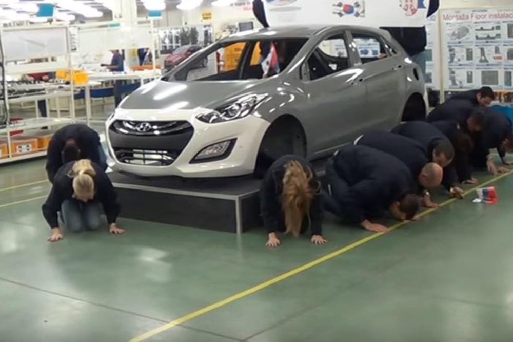 Srbi u korejskoj fabrici u Nišu kleče i klanjaju se šefovima, Korejci gledaju i smeju se!(VIDEO)
