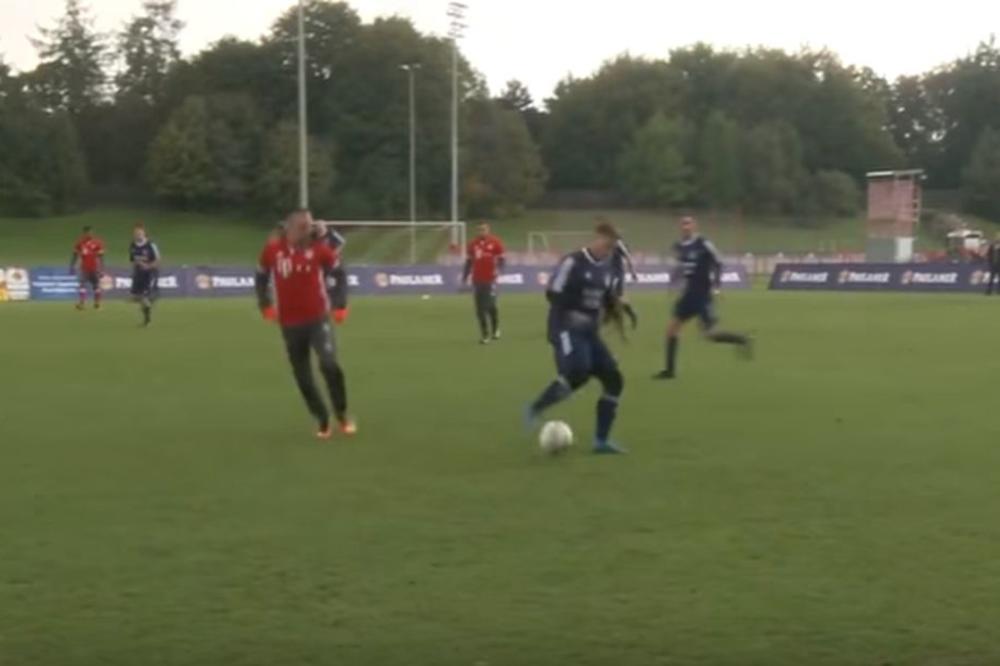 Bajern igrao protiv navijača, a onda je Riberi upoznao amaterskog Ronalda! (VIDEO)