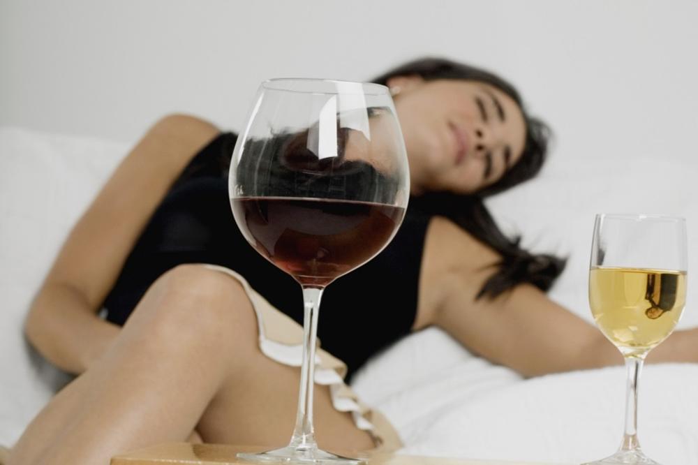 Zašto ne treba da pijete alkohol uveče? (FOTO) (GIF)