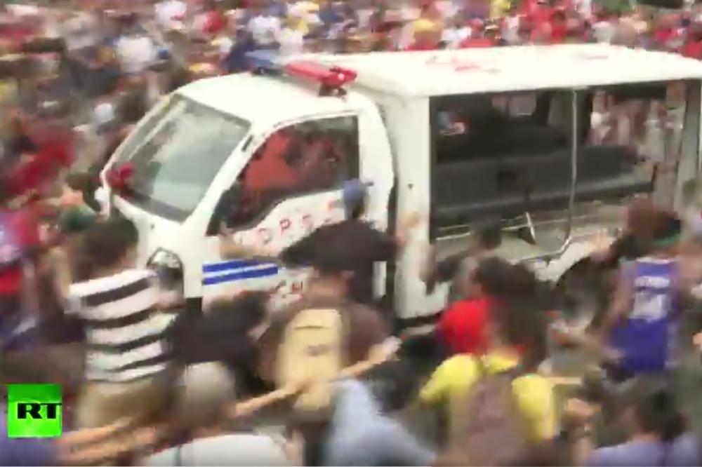 Policijski kombi brutalno gazi ljude! Objavljen stravičan snimak sa protesta u Manili! (VIDEO)