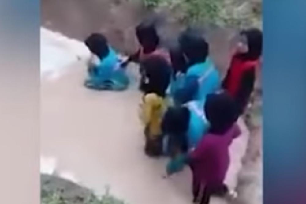 Kakva crna vežba?! Nastavnici ubacili učenice u jamu punu zmija! (VIDEO)